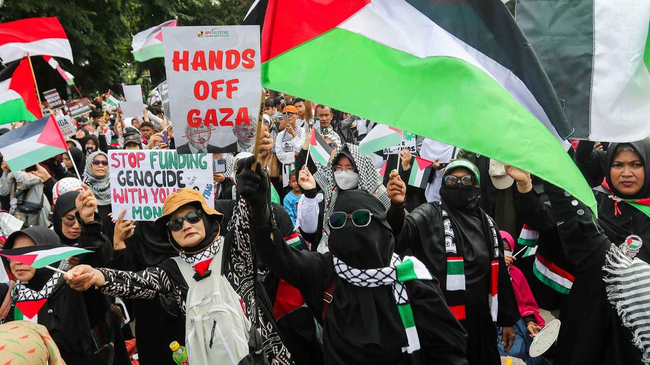 FOTO: Massa Membakar Replika Bendera Israel Saat Aksi Bela Palestina di Depan Kedubes AS Jakarta