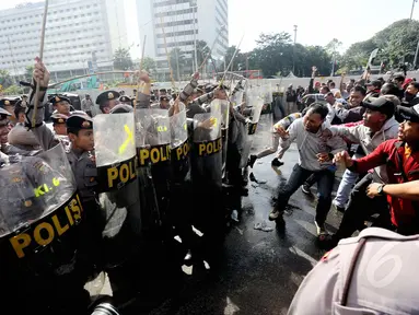 Kamis 29 Mei 2014, di Bundaran HI Jakarta, Polda Metro Jaya menggelar simulasi penanganan pengamanan Pemilu Presiden. (Liputan6.com/Faizal Fanani)