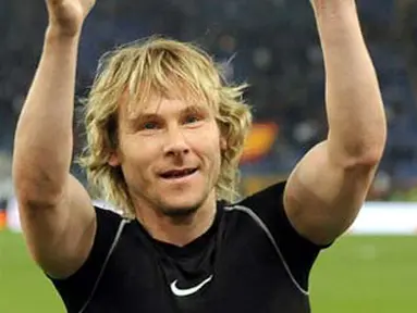 Juventus Czech midfielder Pavel Nedved applauds supporters at the end of his team&#039;s Italian Serie A football match against AS Roma on March 21, 2009 at Olympic stadium in Rome. AFP PHOTO/ALBERTO PIZZOLI 