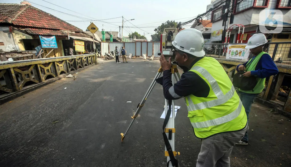 Pekerja melakukan pengukuran saat menyelesaikan proyek revitalisasi Jembatan Cibubur, Jakarta, Selasa (2/8/2022). Revitalisasi ditargetkan selesai pada 6 November 2022. (Liputan6.com/Faizal Fanani)
