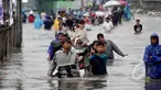 Sejumlah warga terpaksa menggunakan jasa gerobak untuk melintasi banjir yang setinggi dada orang dewasa di Jalan Gunung Sahari, Jakarta, Senin (6/2/2015). (Liputan6.com/Faizal Fanani)
