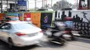 Kendaraan melintasi mural bertema Asian Games di kawasan Tanjung Barat, Jakarta, Kamis (31/5). Pembuatan mural Asian Games ini salah satu bentuk sosialisasi agar warga Jakarta turut aktif dalam memeriahkan pesta orah raga ini. (Liputan6.com/Faizal Fanani)