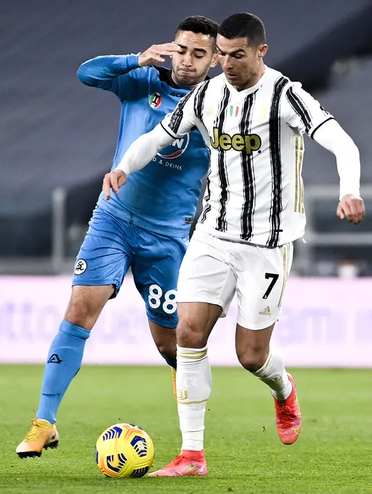 Gelandang Spezia,  Leo Sena berusaha merebut bola dari penyerang Juventus, Cristiano Ronaldo pada pertandingan lanjutan Liga Serie A Italia di Stadion Allianz, Turin, Italia, Rabu (3/3/2021). Kemenangan ini memantapkan posisi Bianconeri di tiga besar klasemen. (Marco Alpozzi/LaPresse via AP)