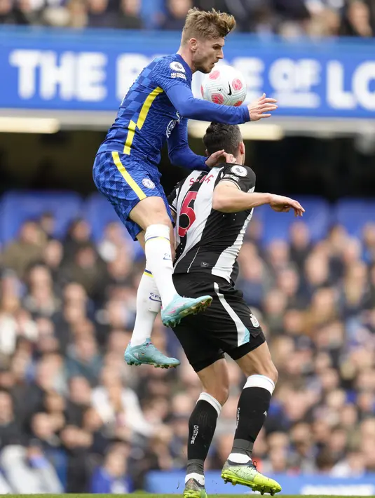 Penyerang Chelsea, Timo Werner berebut bola dengan pemain Newcastle United, Fabian Schaer pada pertandingan Liga Inggris di stadion Stamford Bridge, London (13/3/2022). Kemenangan Chelsea sekaligus menjaga jarak dengan Man City dan Liverpool di posisi dua besar. (AP Photo/Kirsty Wigglesworth)