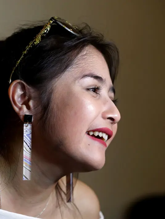 "Aku senang bisa masuk nominasi lagi. Enggak nyangka nama aku masuk dan dipercaya sebagai nominator," kata Prilly di studio DJ Sumantri di kawasan Permata Hijau, Jakarta Selatan, Kamis (27/10/2016). (Bambang E. Ros/Bintang.com)
