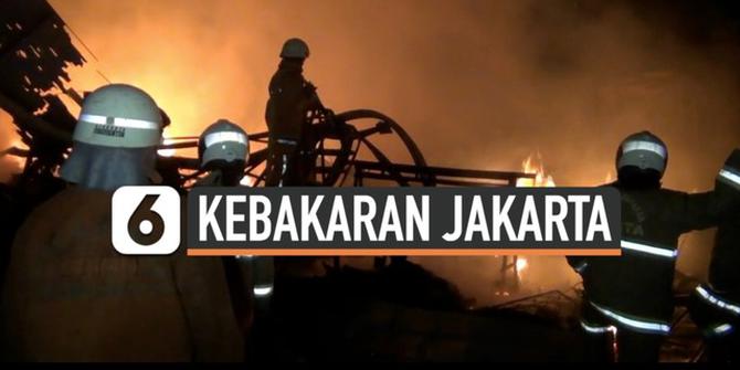 VIDEO: Kebakaran Besar Gudang Peralatan Pesta di Srengseng Jakarta