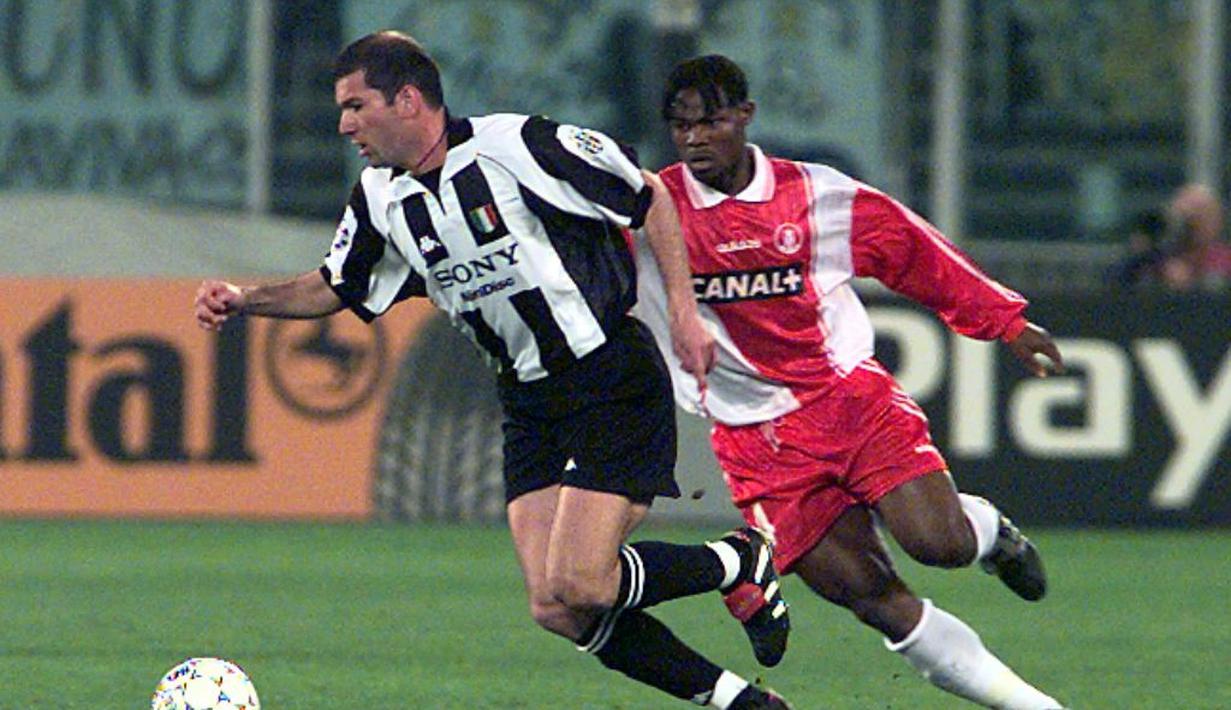 Gelandang Juventus, Zinedine Zidane, melewati bek AS Monaco, Martin Djetou, pada laga semifinal Liga Champions di Stadion Delle Alpi, Turin, Rabu (1/4/1998). (AFP/Patrick Hertzog)  