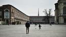 Seorang anak bermain bola di Piazza Castello, Turin, Italia, Senin (9/3/2020). Virus corona (COVID-19) di Italia telah mengakibatkan 463 orang meninggal dunia. (Marco BERTORELLO/AFP)
