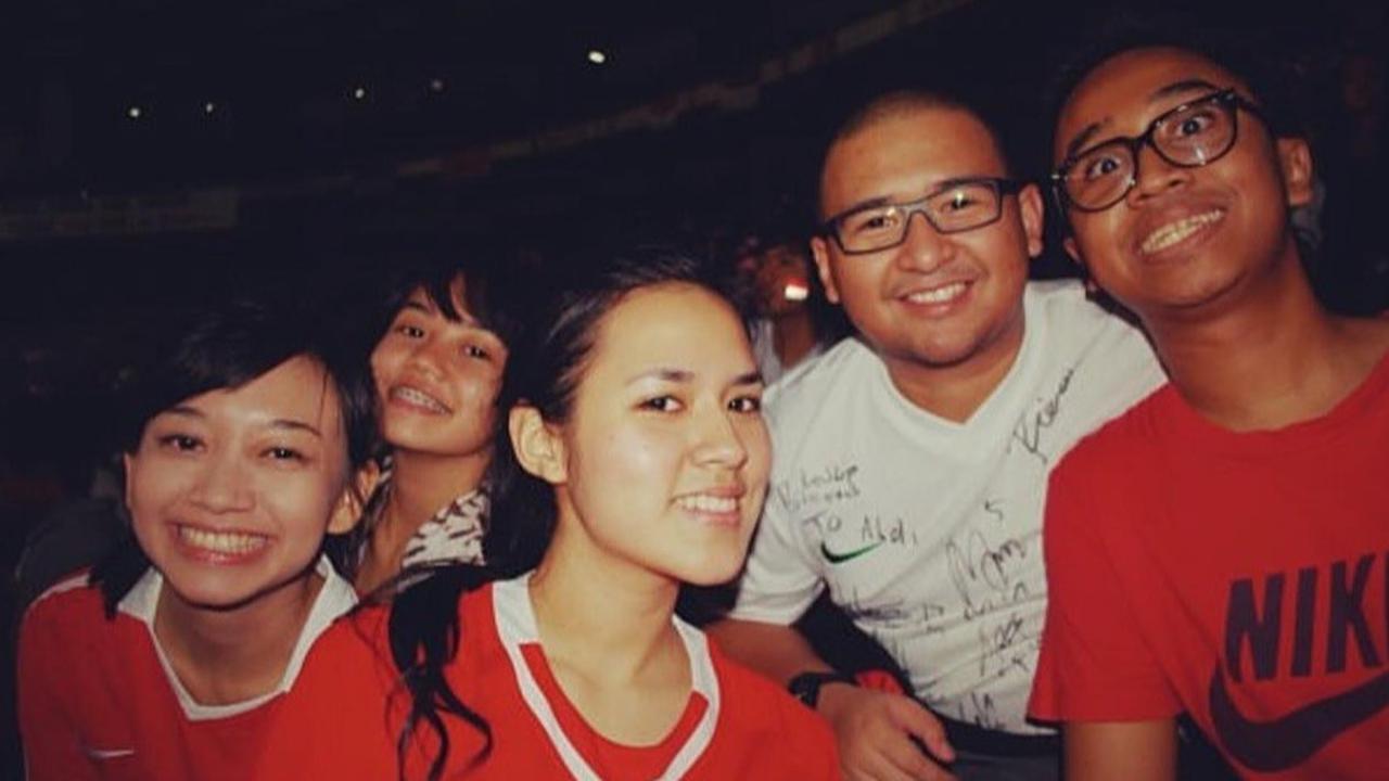 Foto Jadul Raisa Nonton Timnas Indonesia di Stadion