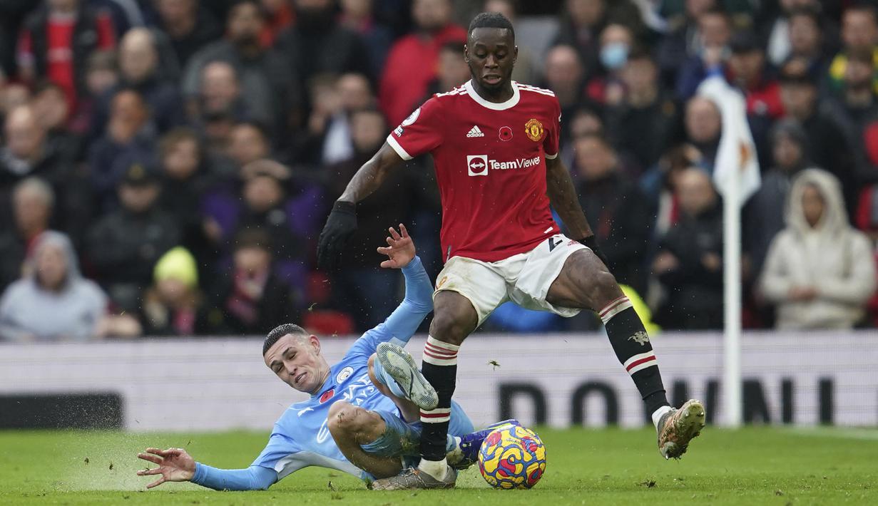 Aaron Wan-Bissaka. Bek kanan Manchester United ini selalu tampil menjadi starter di seluruh 11 laga Setan Merah. Kelemahannya terlihat saat banyak membuka celah yang dapat disusupi Joao Cancelo dan Phil Foden saat melawan Manchester City. Diogo Dalot patut dicoba menggantikannya. (AP/Jon Super)