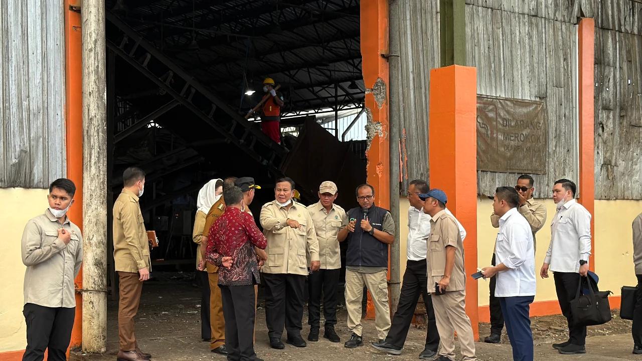 Gaya Prabowo Cek Langsung Tempat Pengelolaan Sampah Terpadu di Banyumas, Masker Tak Tutupi Hidung