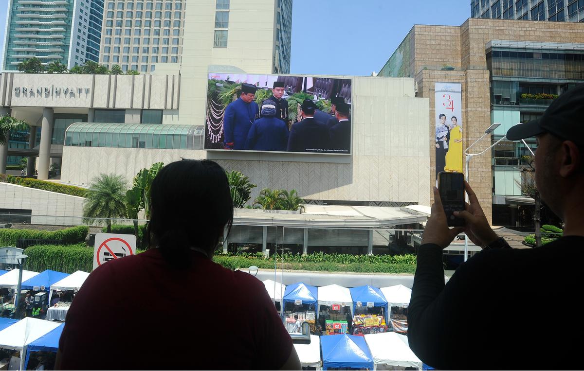 Warga Saksikan Prabowo Ucapkan Sumpah dan Janji sebagai Presiden Lewat Videotron