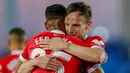 Pemain Sevilla, Fernando, dipeluk oleh Ivan Rakitic, usai mencetak gol ke gawang Real Madrid pada laga Liga Spanyol di Stadion Alfredo di Stefano, Minggu (10/5/2021). Kedua tim bermain imbang 2-2. (AP/Manu Fernandez)