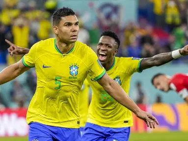 Gelandang bertahan timnas Brasil Casemiro (kiri) melakukan selebrasi usai menjebol gawang Swiss di laga kedua grup G Piala Dunia 2022. Gol dari pemain Manchester United tersebut berhasil membuat Brasil melangkah ke babak 16 besar Piala Dunia 2022. (AP Photo/Andre Penner)