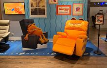 Merasakan Sensasi Duduk di Kursi Malasnya Kucing Oren Garfield