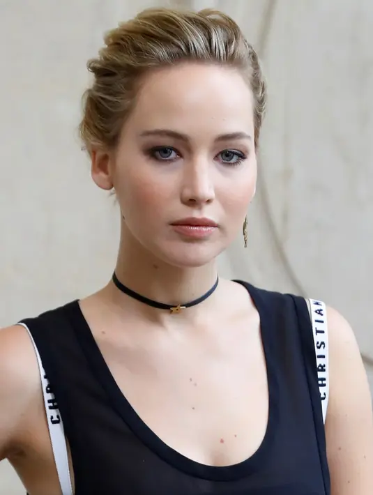Ekspresi Jennifer Lawrence saat berpose dalam sesi foto jelang menghadiri peragaan busana koleksi Christian Dior dalam Paris Fashion Week 2017 di Paris, Prancis, (30/9). AFP Photo/Patrick Kovarik)