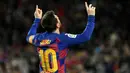 Lionel Messi telah mengenakan jersey nomor 10 di Barcelona yang dianggap sebagai nomor keramat sejak musim 2008/2009. Ia mampu menampilkan permainan terbaiknya dengan nomor tersebut hingga ujung kariernya di Blaugrana. Lantas, siapa yang layak mewarisi nomor 10? (Foto: AFP/Lluis Gene)