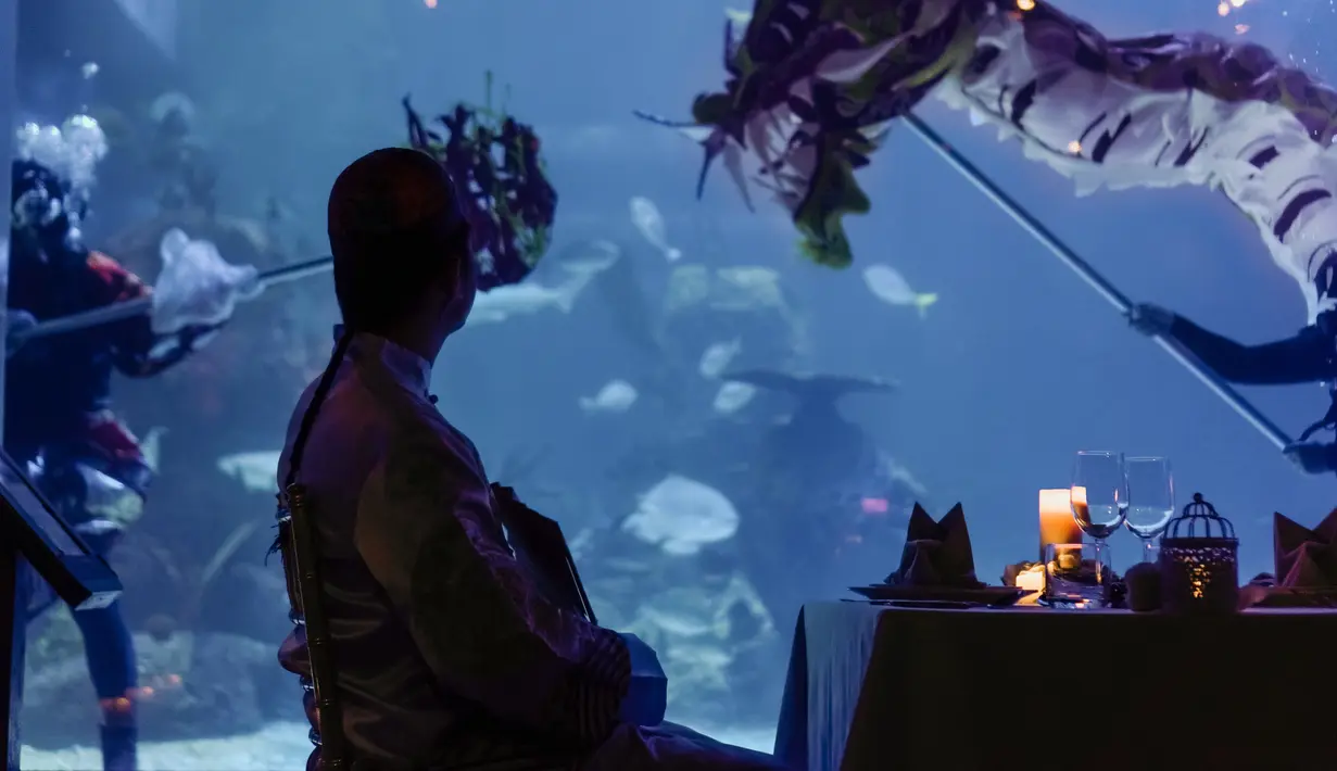 Kisah cinta ini semakin dramatis dengan memadukan keriaan khas Imlek, yaitu Liong. Di sini, kamu bisa menikmati pertunjukkan Liong di bawah air