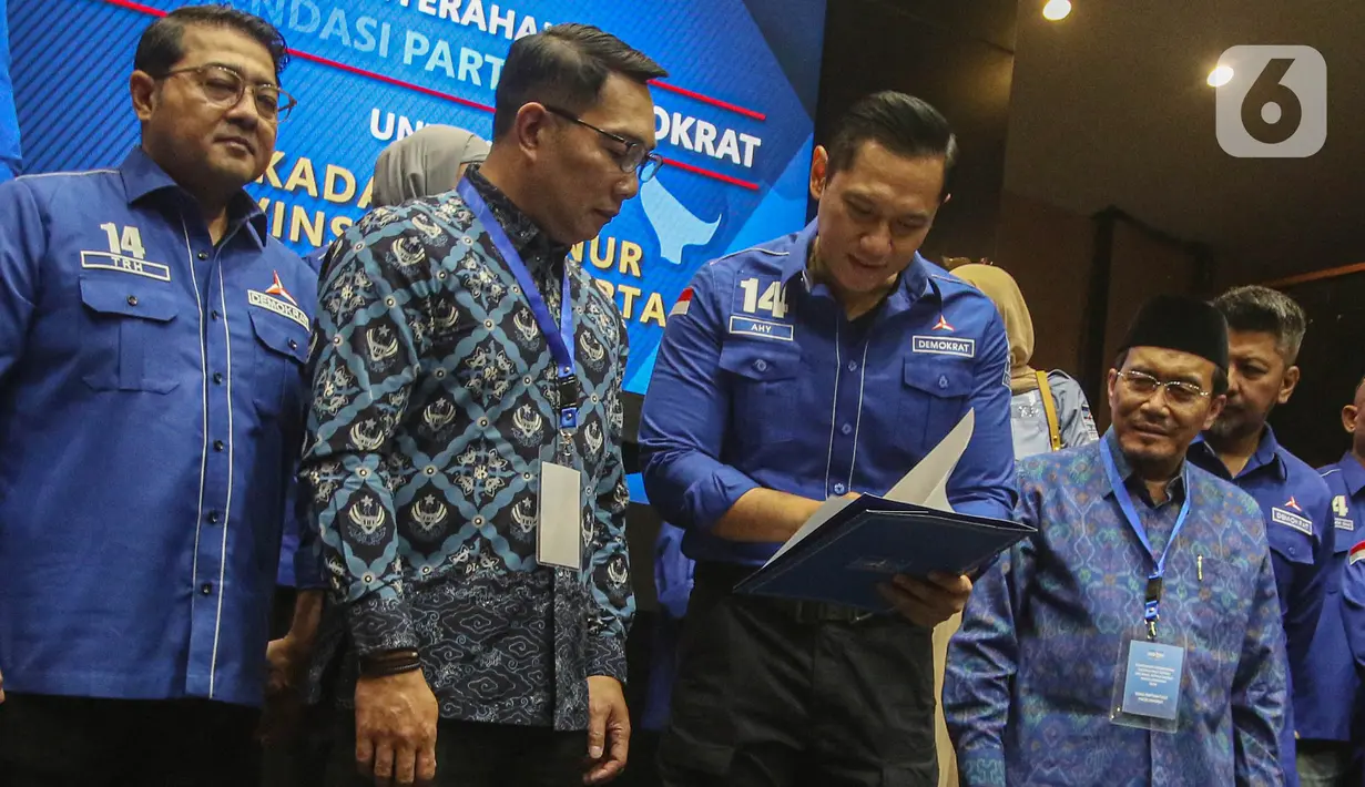 Surat rekomendasi tersebut diserahkan langsung oleh Ketua Umum Partai Demokrat, Agus Harimurti Yudhoyono (AHY). (Liputan6.com/Angga Yuniar)