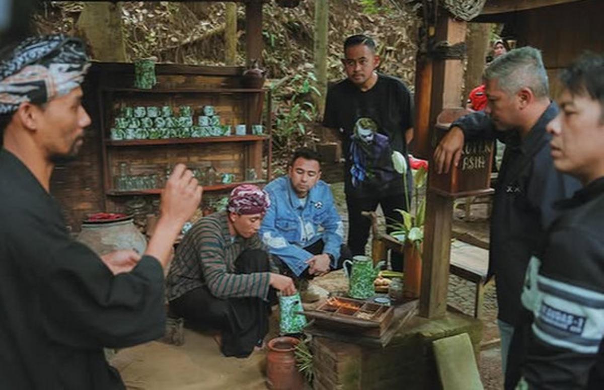 Potret Raffi Ahmad Kunjungi Tomboan Ngawonggo, Nikmati Suasana Unik Khas Pedesaan Bersama The Dudas Minus One