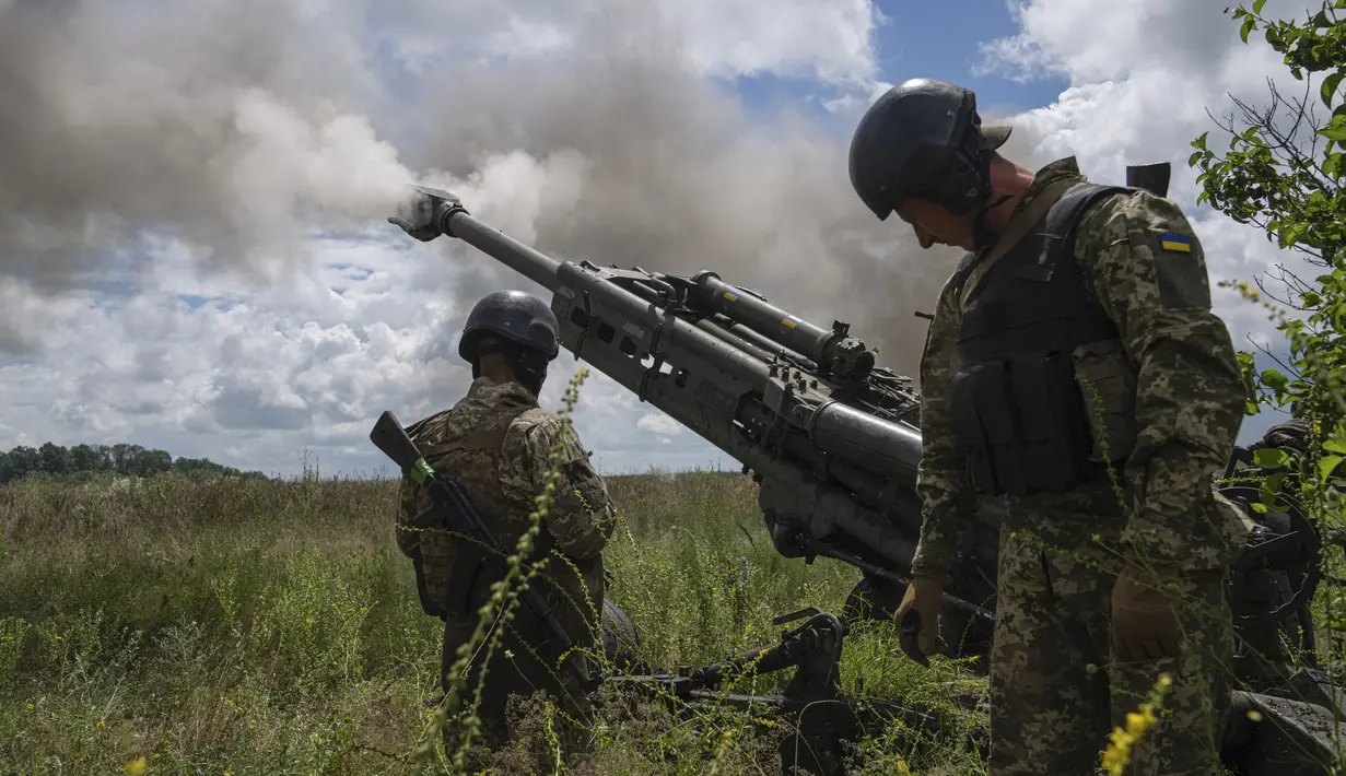 <p>Tentara Ukraina menembaki posisi Rusia menggunakan howitzer M777 pasokan Amerika Serikat di wilayah Kharkiv, Ukraina, 14 Juli 2022. Invasi Rusia ke Ukraina telah memasuki hari ke-141. (AP Photo/Evgeniy Maloletka)</p>