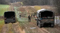 Tentara Polandia mulai memasang penghalang kawat berduri di sepanjang perbatasan Polandia dengan eksklave Rusia, Kaliningrad di Wisztyniec, Polandia, Rabu (2/11/2022). Pemerintah Polandia mengatakan pihaknya bertindak untuk mencegah krisis migrasi di perbatasan itu. (AP Photo/Michal Kosc)