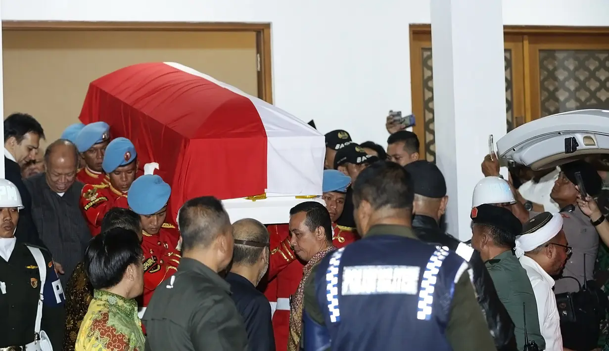 Jenazah BJ Habibie keluar dari RSPAD. (Bambang E Ros/Fimela.com)