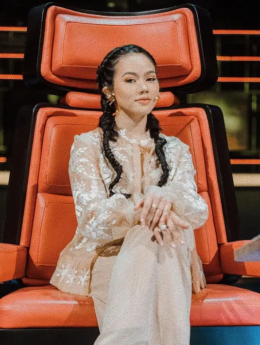 "Aku tertampar, ternyata kita bisa tenang ketika bisa menerima diri sendiri dan berdialog dengan Tuhan," tutur Yura Yunita.  (Instagram/yurayunita)