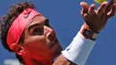 Petenis Spanyol, Rafael Nadal bersiap melakukan pukulan ke arah petenis Ukraina, Alexandr Dolgopolov pada putaran keempat turnamen AS Terbuka 2017 di New York, Senin (4/9). Nadal berhasil menang atas Dolgopolov, 6-2, 6-4, 6-1. (AP Photo/Julie Jacobson)