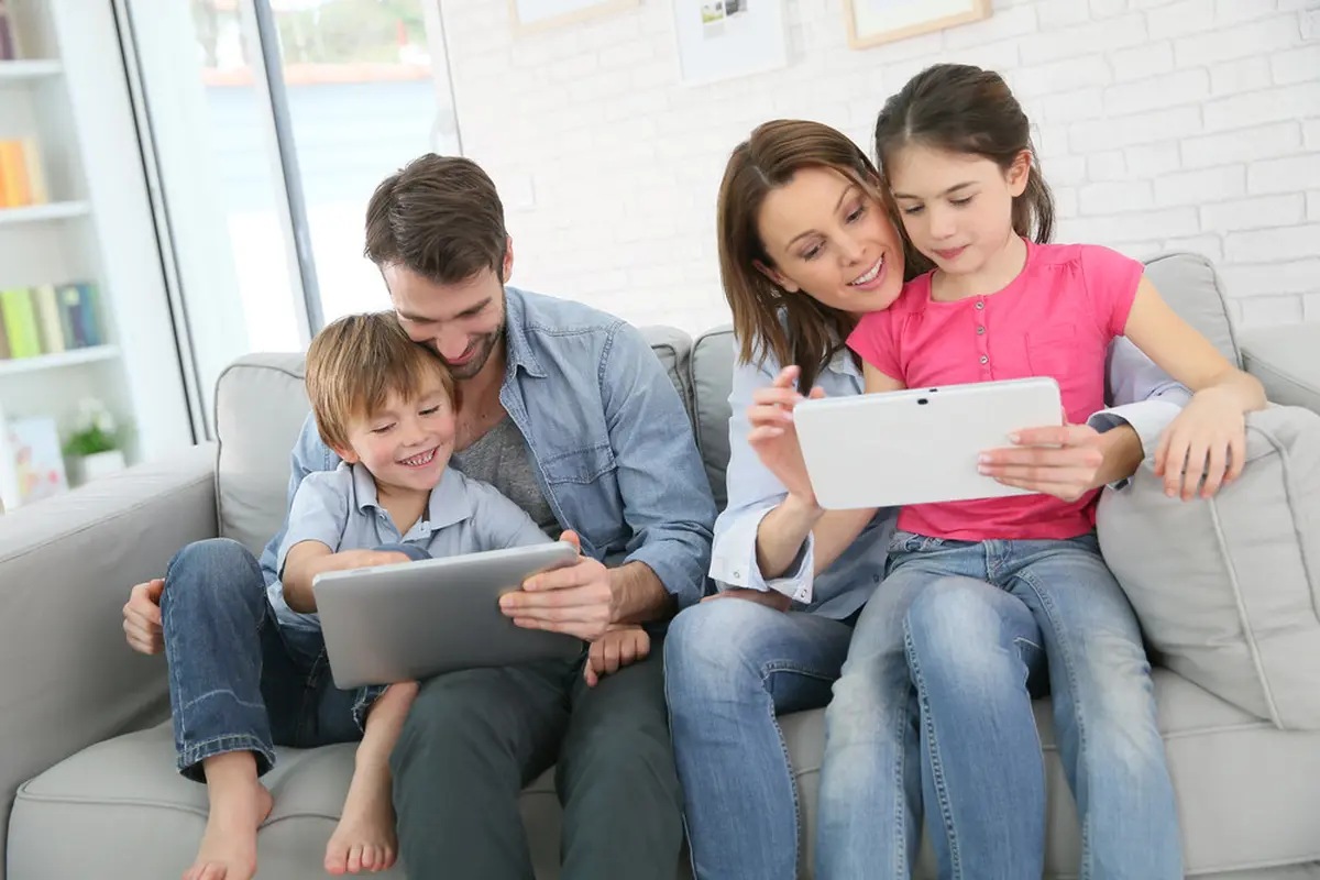 Rayakan Hari Keluarga Nasional tahun dengan lebih mengajarkan anak sehat berinternet/dok. Shutterstock