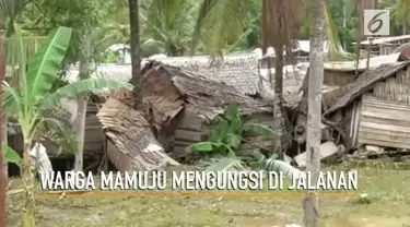 Banjir yang melanda Mamuju menyebabkan warga mengungsi di pinggiran jalan. Kondisi ini diperparah dengan belum adanya bantuan bagi warga.