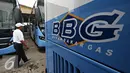 Petugas memeriksa kondisi bus gandeng yang siap dioperasikan di Pul PT Mayasari Bakti, Klender, Jakarta Timur, Selasa (26/4). PT Mayasari Bakti mendukung PT Transjakarta dalam mengelola transportasi umum di ibukota.( Liputan6.com/Immanuel Antonius)