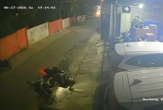 Tangkapan layar CCTV pelaku curanmor di Bandar Lampung mengacungkan senjata api dan mengancam menembak korban, demi meloloskan diri. (Liputan6.com/Istimewa).