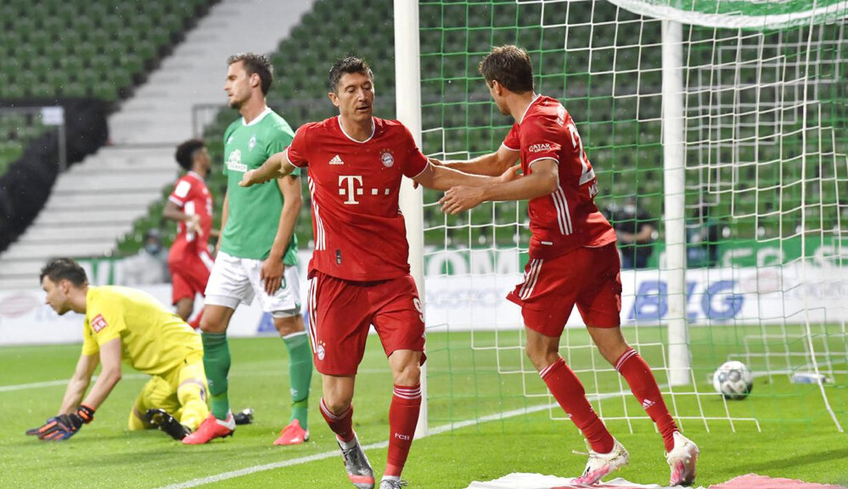 Striker Bayern Munchen, Robert Lewandowski, melakukan selebrasi usai membobol gawang Werder Bremen pada laga Bundesliga di Weserstadion, Bremen, Selasa (16/6/2020). Bayern Munchen menang dengan skor 1-0 atas Werder Bremen. (AP/Martin Meissner)