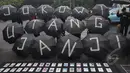 Genap 8 tahun Payung Hitam Aksi Diam Kamisan kali ini mengangkat tema  "Jokowi Ojo Lali Janji" (Jokowi jangan lupa janji), Jakarta, Kamis (22/1/2105). (Liputan6.com/Herman Zakharia)