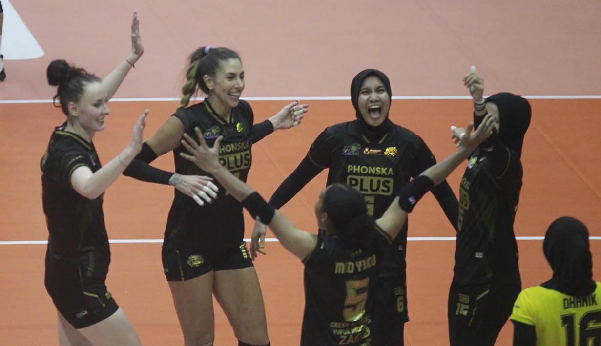 Para pemain Gresik Petrokimia Pupuk Indonesia melakukan selebrasi setelah mengalahkan Jakarta BIN dalam laga seri kedua putaran kedua Proliga 2023 di GOR Ken Arok, Malang, Kamis (9/2/2023) siang WIB. Gresik Petrokimia Pupuk Indonesia menang 3-2 (23-25, 25-21, 20-25, 25-17 dan 15-9). (Dok. Proliga 2023)