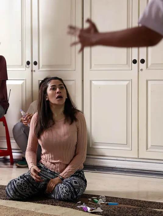 Dalam film 3 Pilihan Hidup, Cinta Penelope digambarkan kecanduan narkoba bersama satu keluarganya. Ia juga melakukan observasi langsung di panti rehabilitasi narkoba. (Nurwahyunan/Bintang.com)