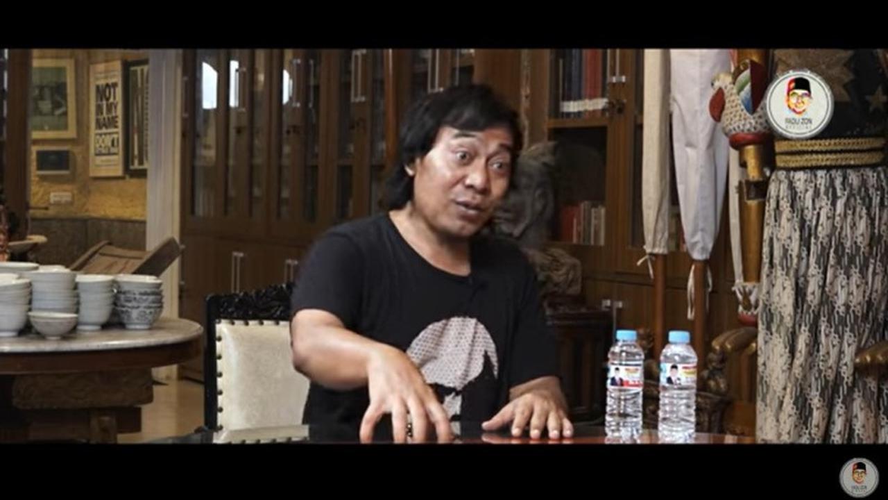 Tak Hanya Suka Bercanca, Komeng Ternyata Hobi Baca Buku dan Jadi Relawan PMI,  foto: Youtube Fadli Zon Official