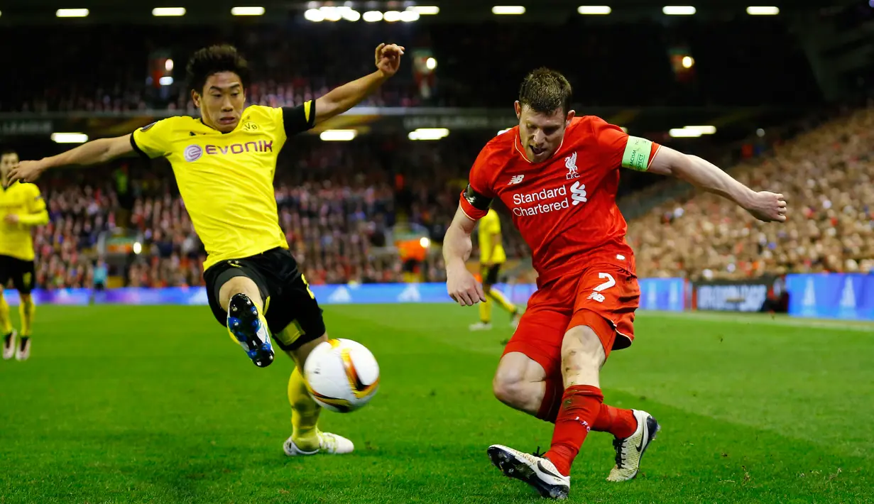 Gelandang Liverpool, James Milner berusaha mengumpan bola dari kawalan gelandang Dortmund, Shinji Kagawa di leg kedua Liga Europa di stadion Anfield, Inggris, (15/4). Liverpool menang dramatis atas Dortmund dengan skor 4-3. (Reuters/Darren Staples)