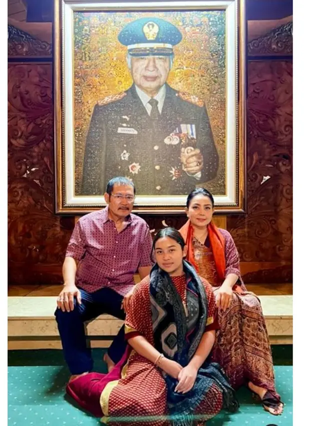 6 Potret Mayangsari dan Bambang Trihatmodjo Ziarah Makam Soeharto, Ajak Khirani