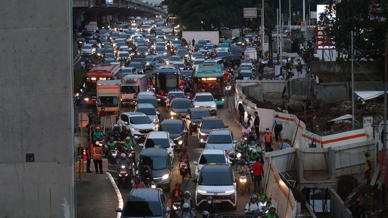 FOTO: Macet Horor di TB Simatupang, Gubernur DKI Ultimatum Proyek Galian Rampung Oktober