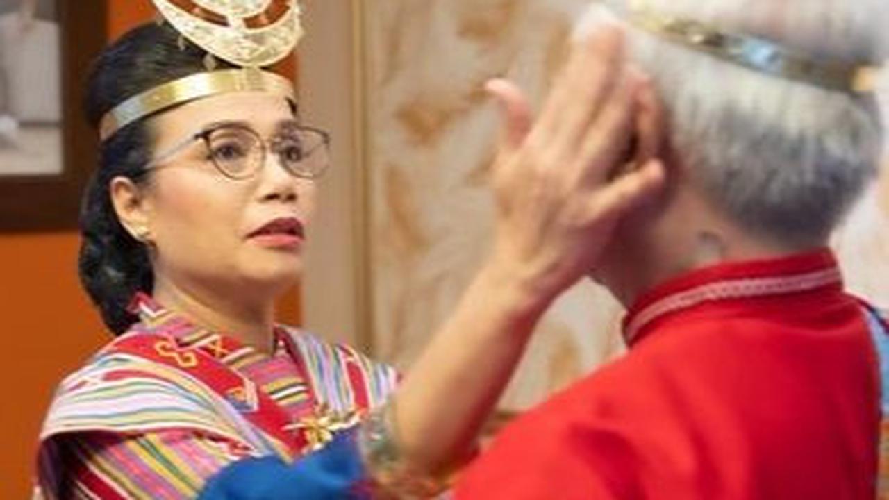 Sebelum tampil di hadapan publik, Sri Mulyani dan suami saling memastikan penampilan satu sama lain sempurna. Tanpa ragu keduanya saling memasangkan hiasan kepala.