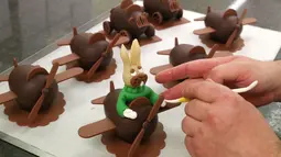 Juru masak kue Belgia, Christophe Roesem menyelesaikan pembuatan coklat telur di Wittamer chocolate workshop, Brussels, Belgia (17/4). Coklat-coklat lucu ini dipersiapkan untuk Hari Raya Paskah. (Reuters/Yves Herman)