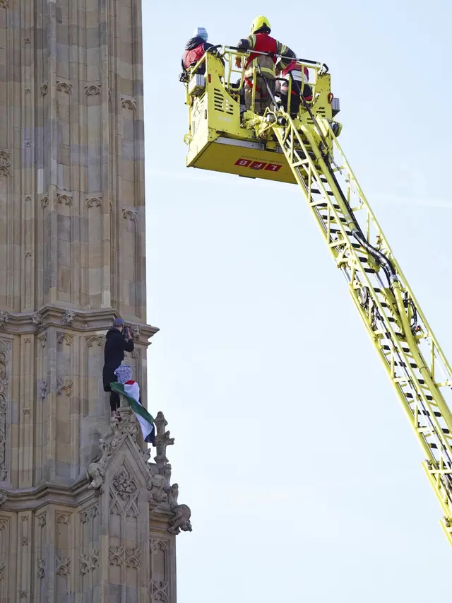 Pria dengan membawa bendera Palestina memanjat Big Ben di London, Inggris. (AP)