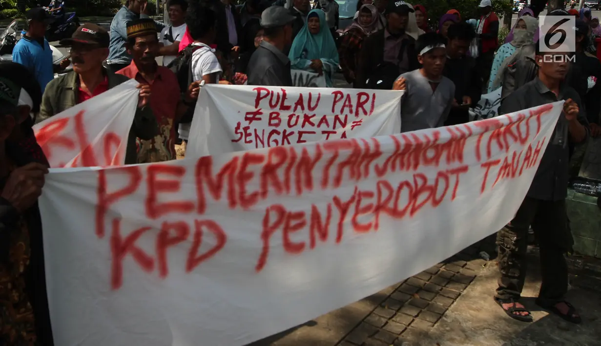 Sejumlah warga Pulau Pari menggelar aksi di depan Balai Kota DKI Jakarta, Senin (30/4). Warga meminta Pemprov mencabut sertifikat tanah yang diberikan kepada PT Bumi Pari Asri, yang dinilai cacat prosedur dan maladministrasi. (Liputan6.com/Arya Manggala)