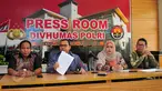 Dirkrimsus Polda Papua, Kombes Guntur Setiyanto (kedua dari kiri) saat rilis di Mabes Polri, Jakarta, Sabtu (30/5). Investasi Bodong bermodus MLM (Multi Level Marketing) bernama PT. Wandermind berhasil diringkus Polda Papua. (Liputan6.com/Yoppy Renato)