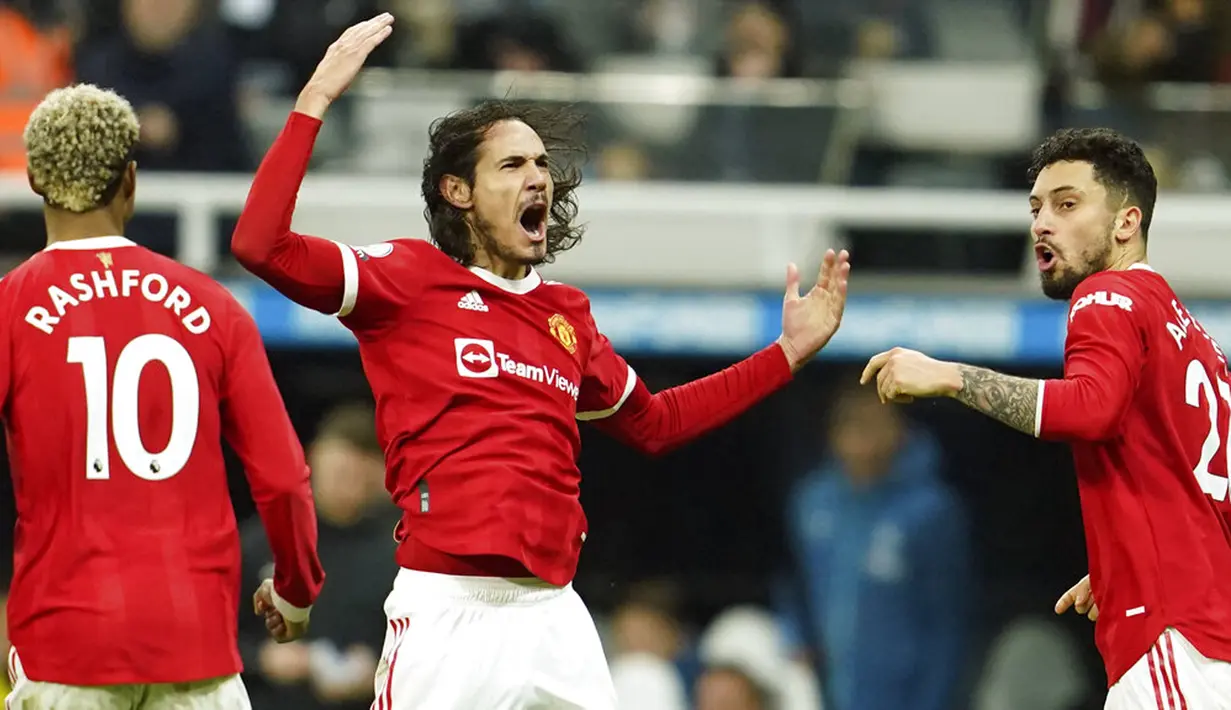 Pemain Manchester United Edinson Cavani (tengah) melakukan selebrasi usai mencetak gol ke gawang Newcastle United pada pertandingan sepak bola Liga Inggris di St. James' Park, Newcastle, Inggris, Senin (27/12/2021). Pertandingan berakhir imbang 1-1. (AP Photo/Jon Super)