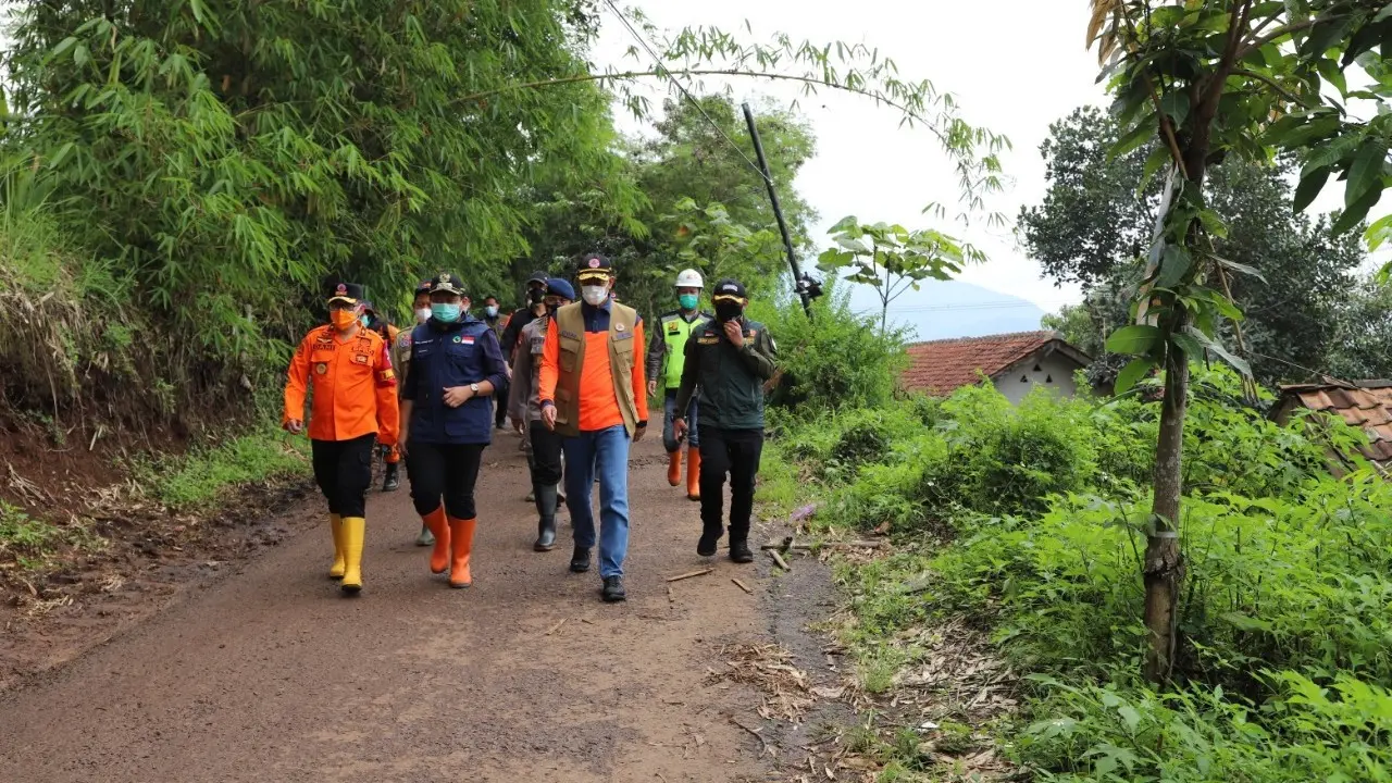 Kepala BNPB Doni Monardo saat meninjau lokasi tanah longsor di Desa Cihanjuang, Sumedang.