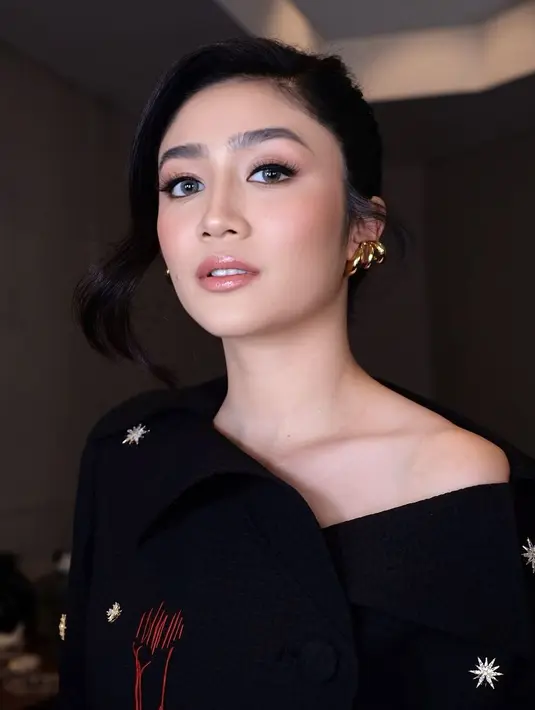 Wajah Febby Rastanty terlihat makin glowing dan flawless dalam pulasan makeup bernuansa nude. Baik pada eyeshadow maupun lipstik yang ia kenakan [@philipekarunia]