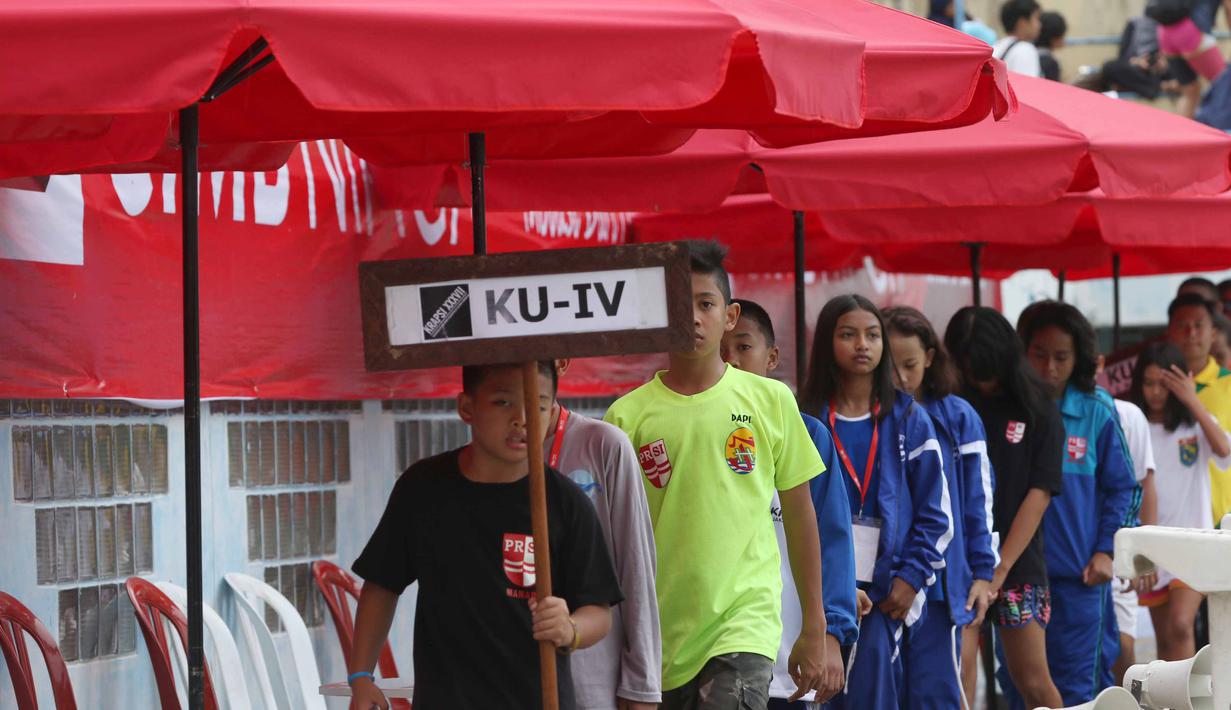 Para Atlet renang KRAPSI bersiap mengikuti upacara pembukaan di Kolam Renang Senayan, Jakarta, Minggu (27/12/2015). (Bola.com/Nicklas Hanoatubun)